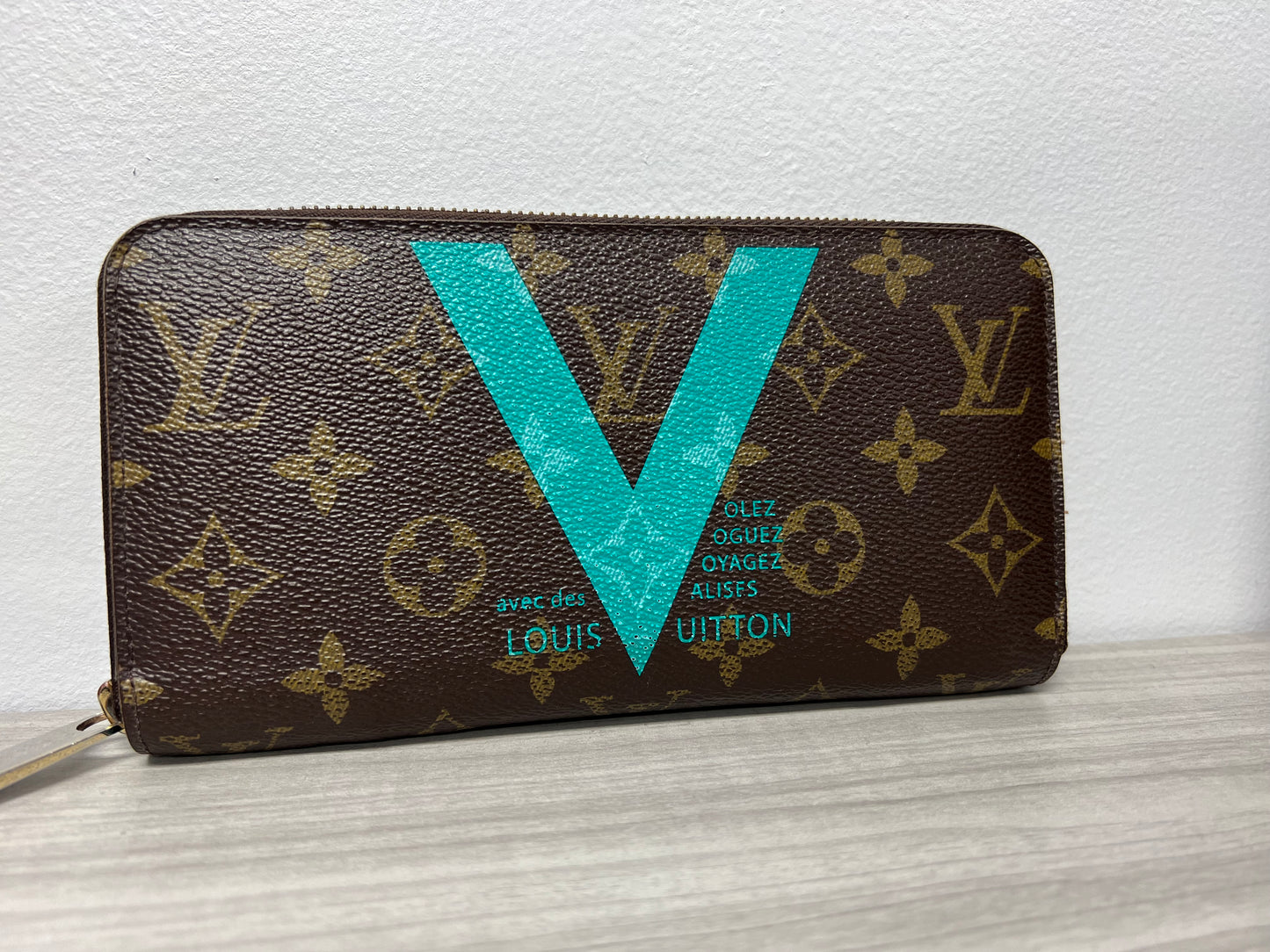 Louis Vuitton limited edition turquoise monogram V canvas zippy